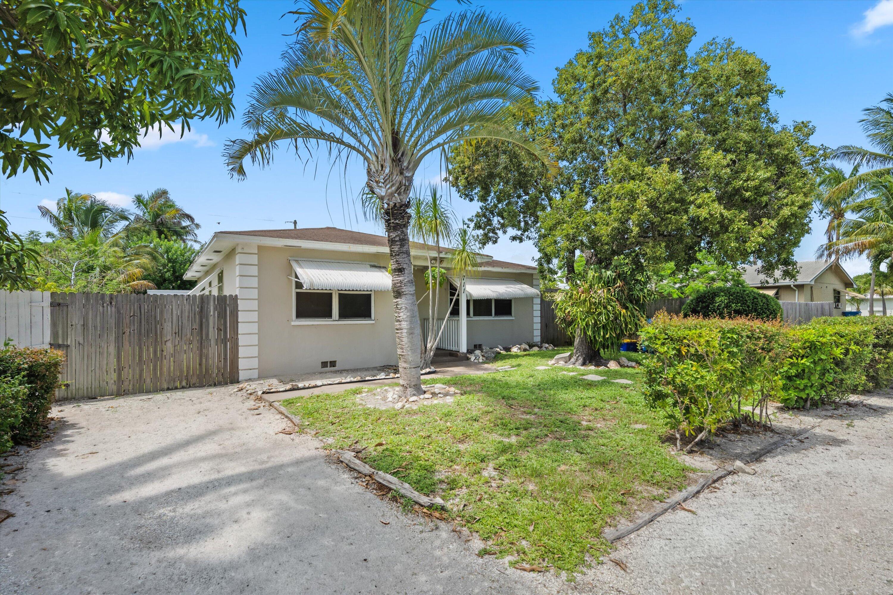 711 E COAST Avenue — Photo 3