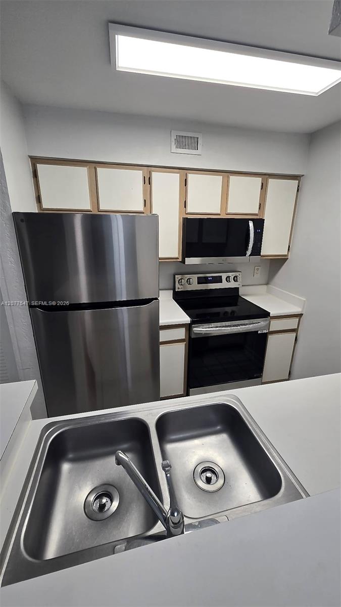 2881 N Oakland Forest Dr # 103 — Photo 2