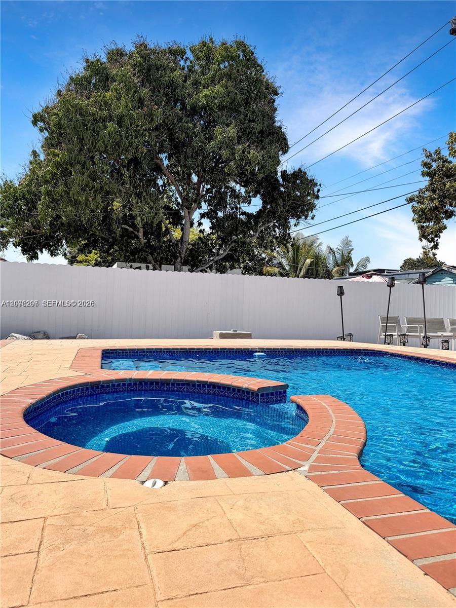233 W 39th Pl — Photo 2