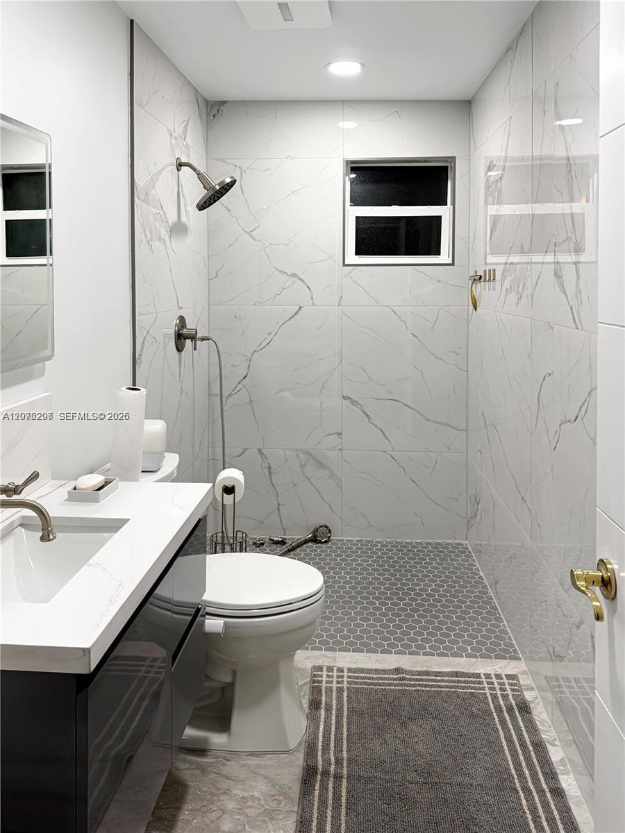 233 W 39th Pl — Photo 4