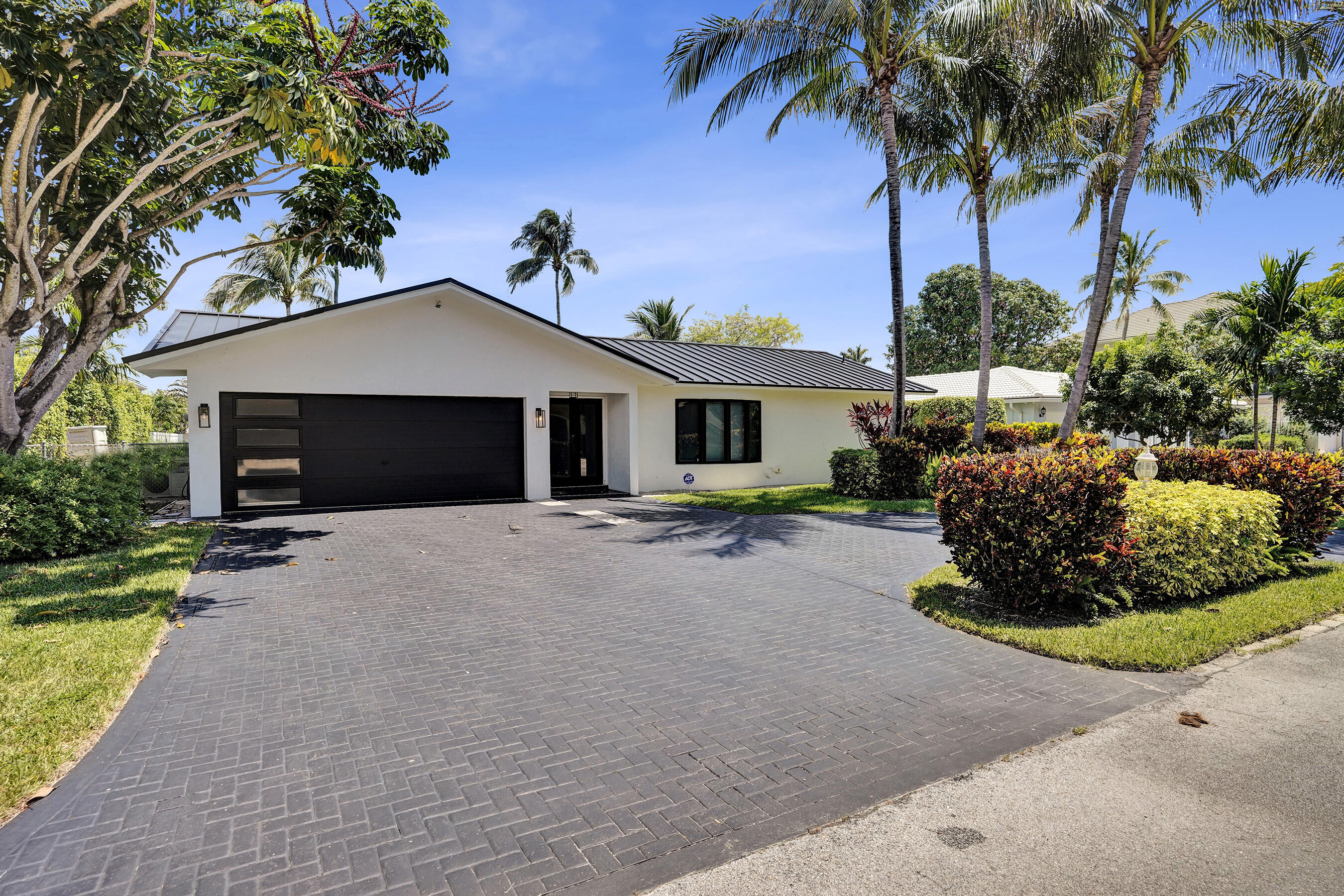 933 Banyan Drive — Photo 3