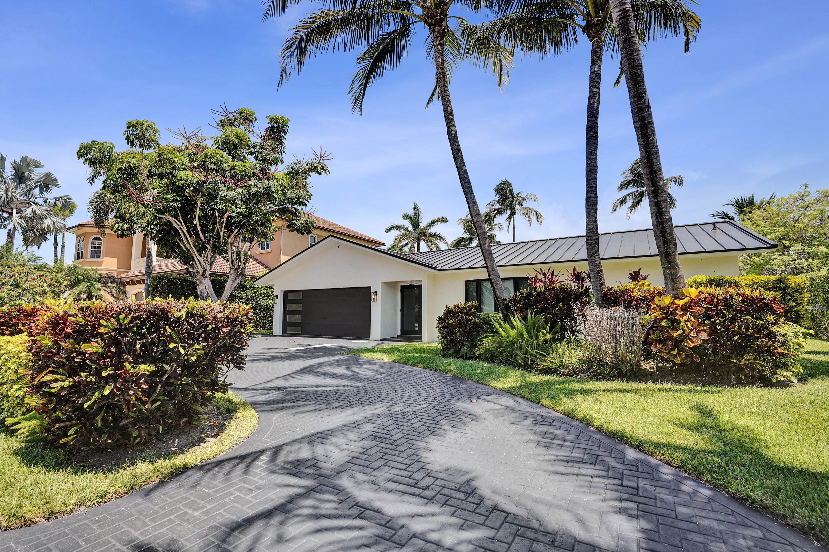 933 Banyan Drive — Photo 2