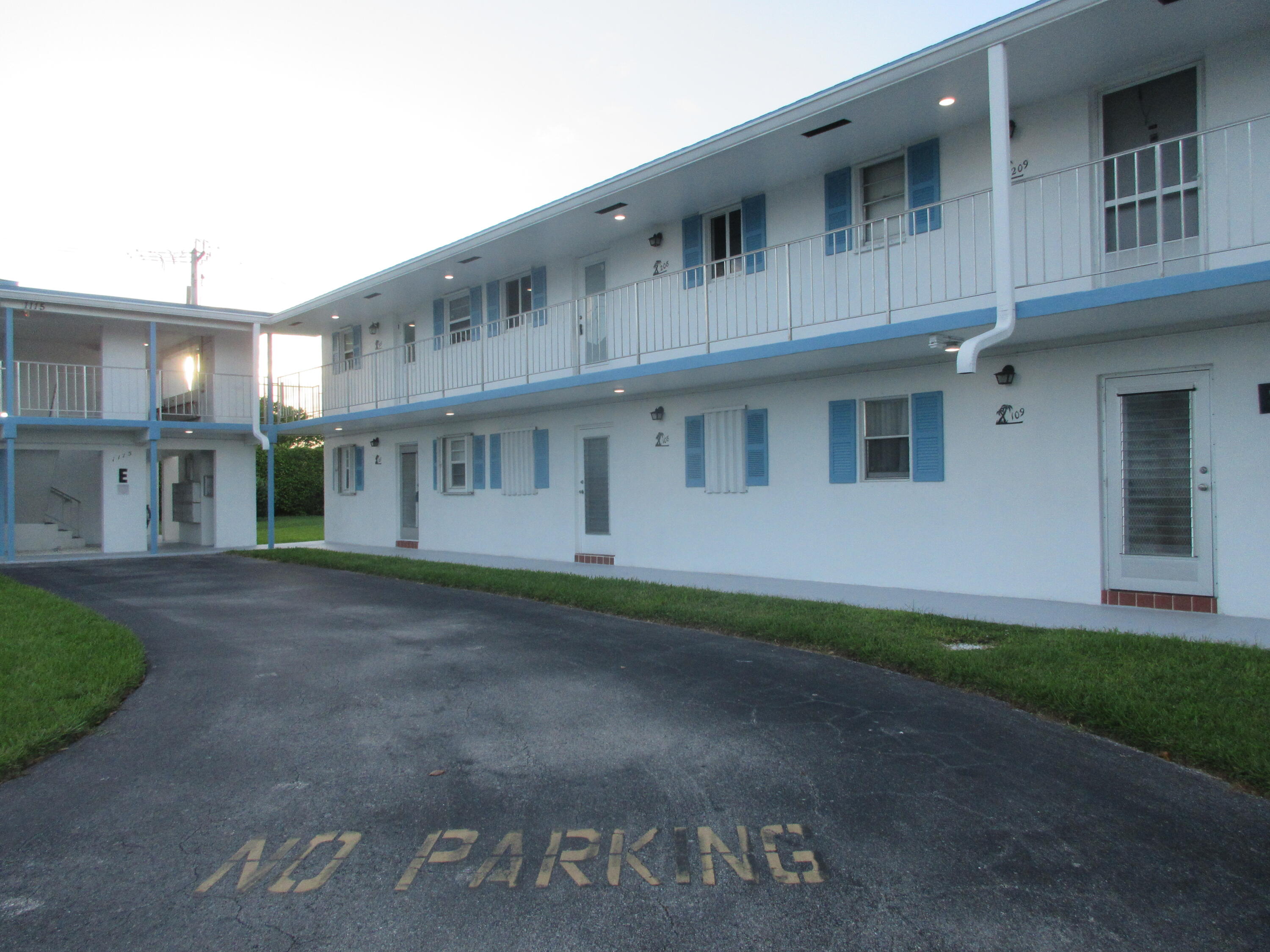 1115 LAKE Terrace # 107 — Photo 2