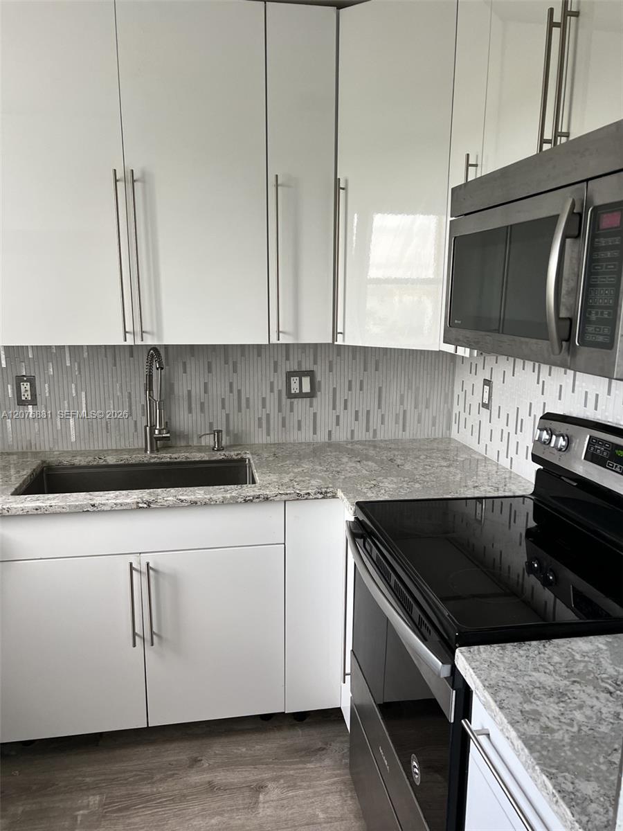 941 Crystal Lake Dr # 305 — Photo 2