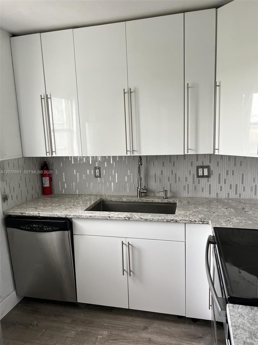 941 Crystal Lake Dr # 305 — Photo 3