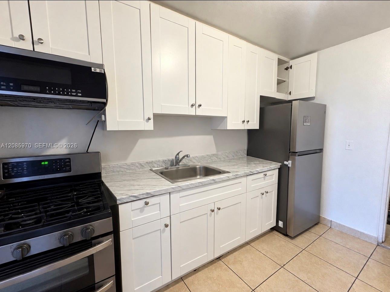 1010 E 8th Ct — Photo 2