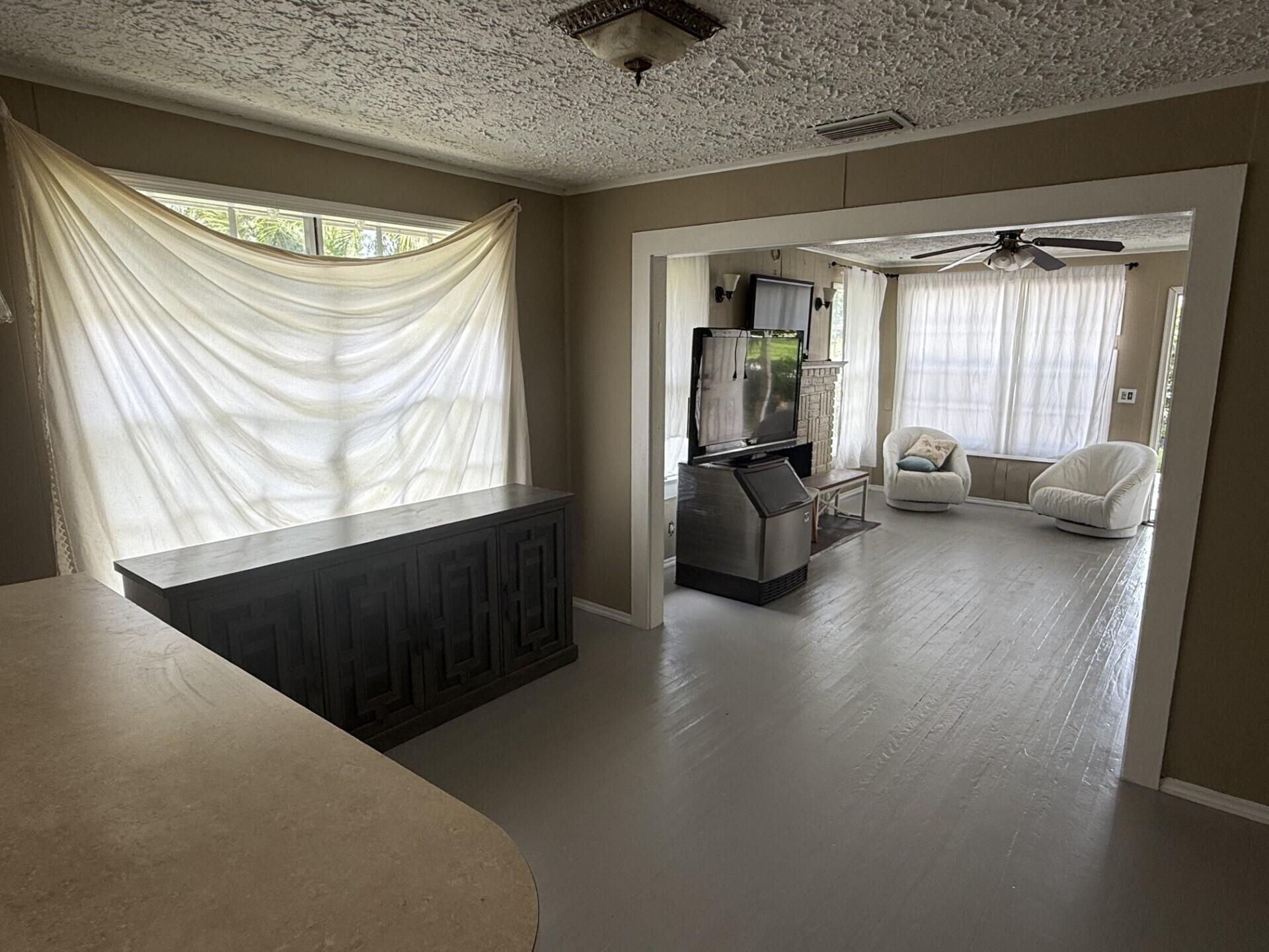 2422 Genessee Avenue — Photo 3
