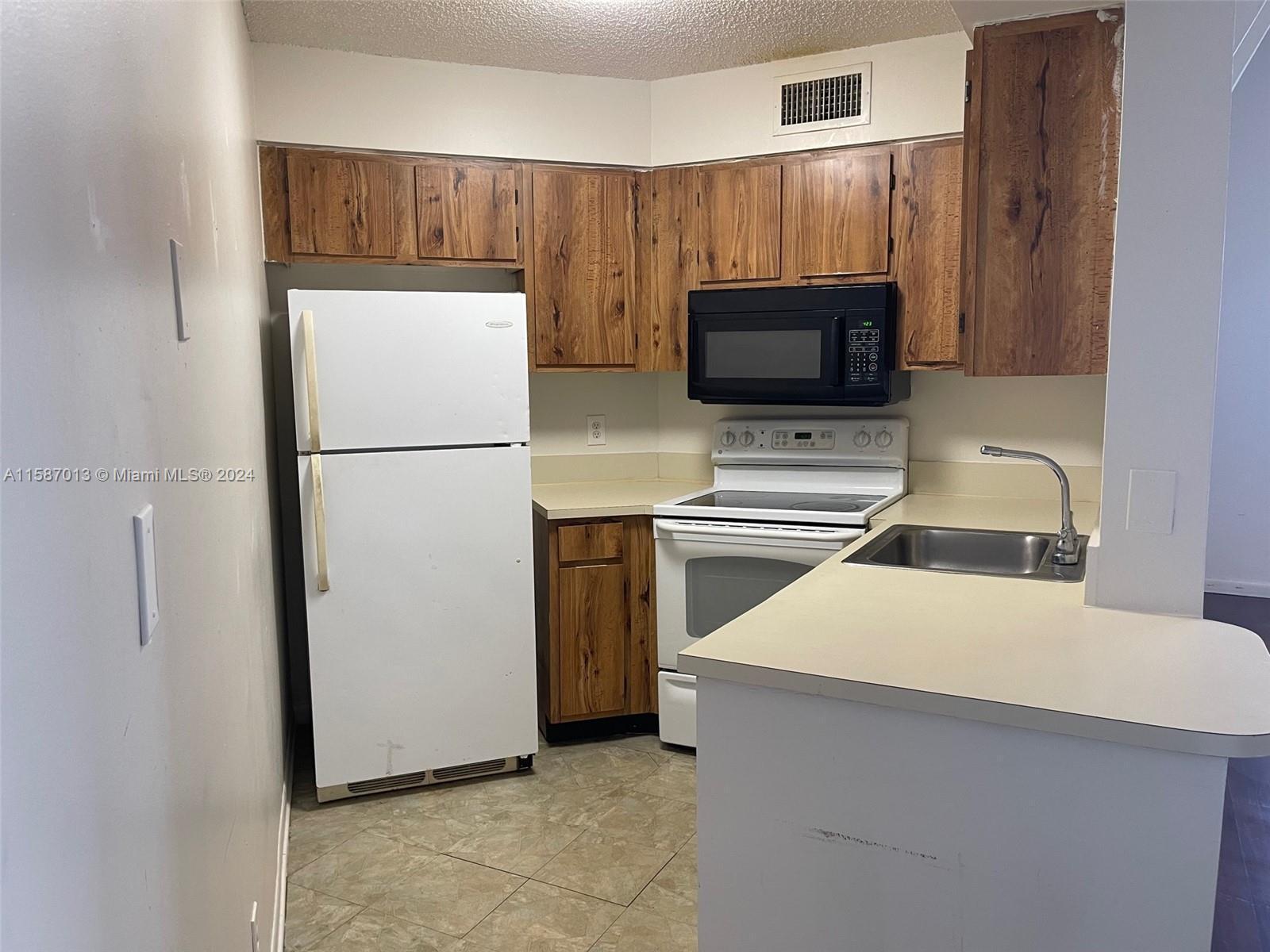 212 Lake Pointe Drive # 313 — Photo 4