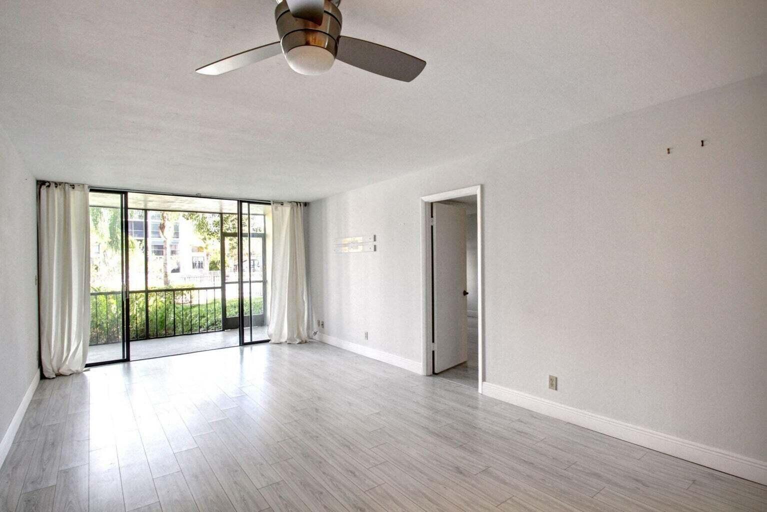 11 ROYAL PALM Way # 1040 — Photo 2