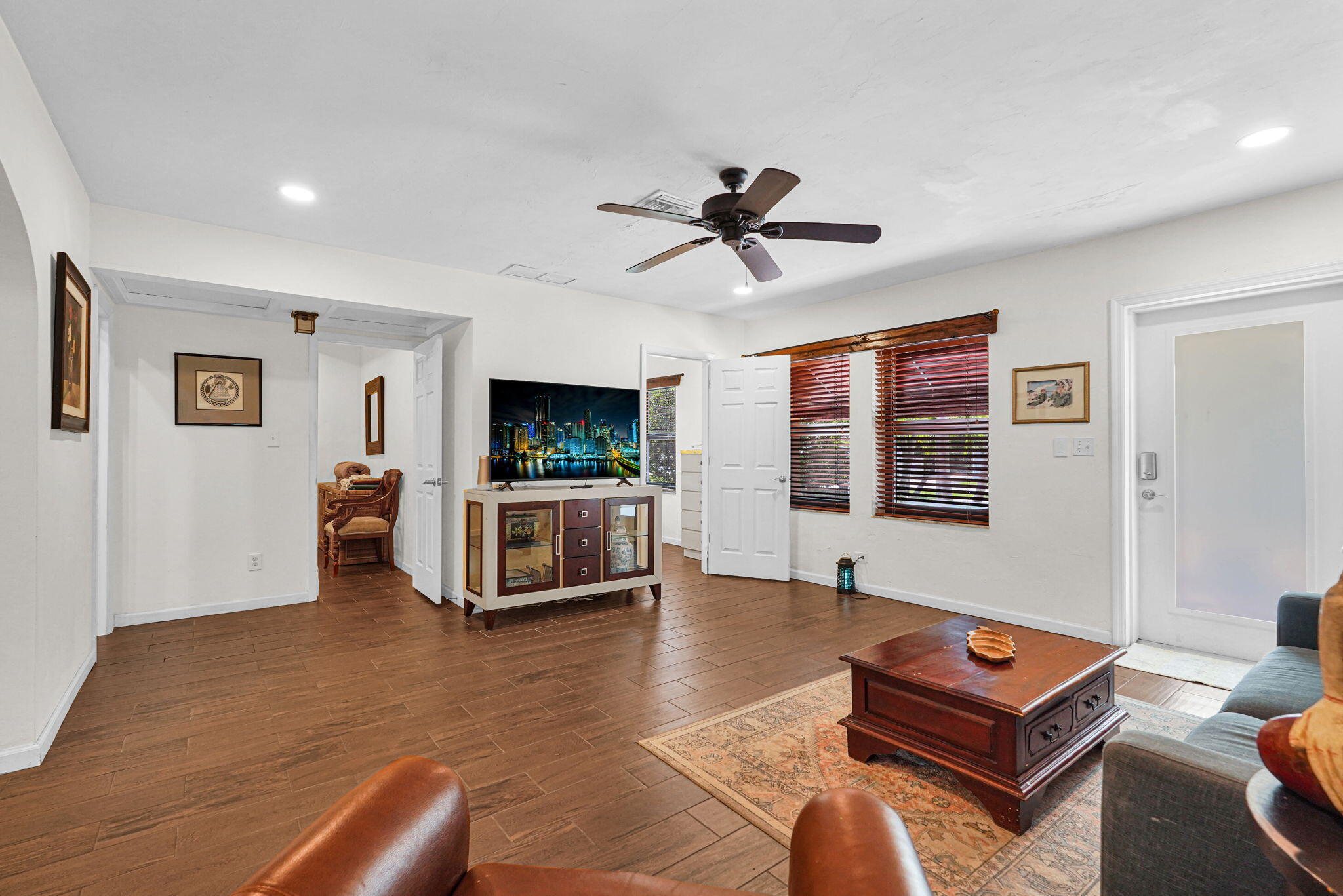 300 S Riverside Drive — Photo 5