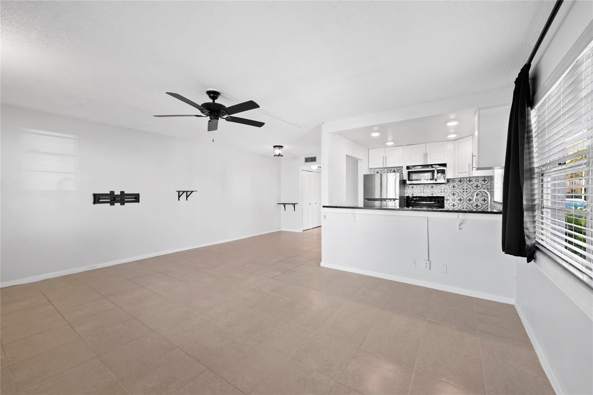 28 Prescott B # 28 — Photo 3