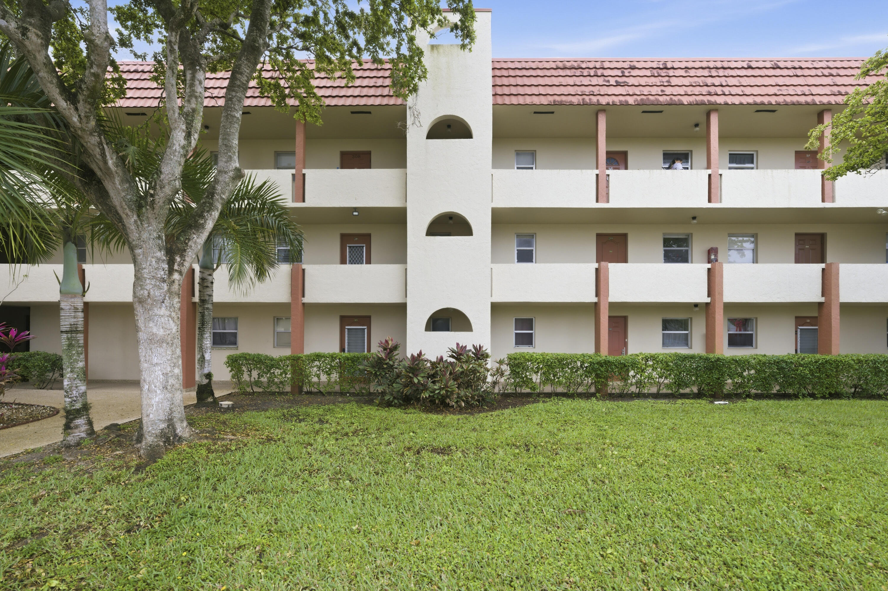 2900 Sunrise Lakes Drive W # 201 — Photo 4
