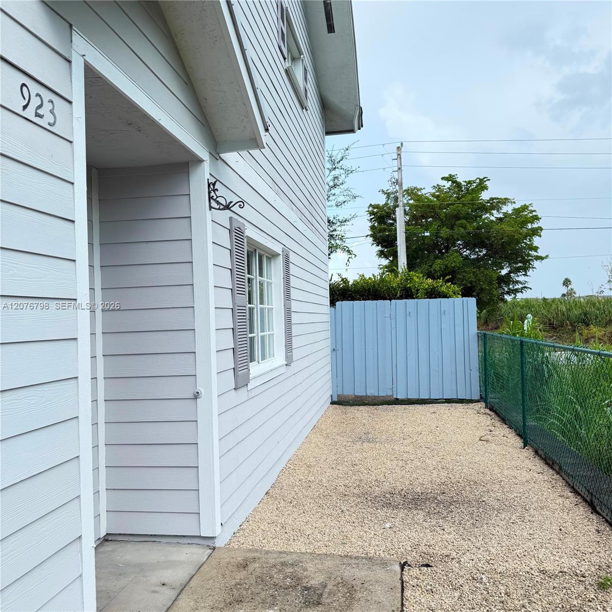 923 SE 16th Ct — Photo 2