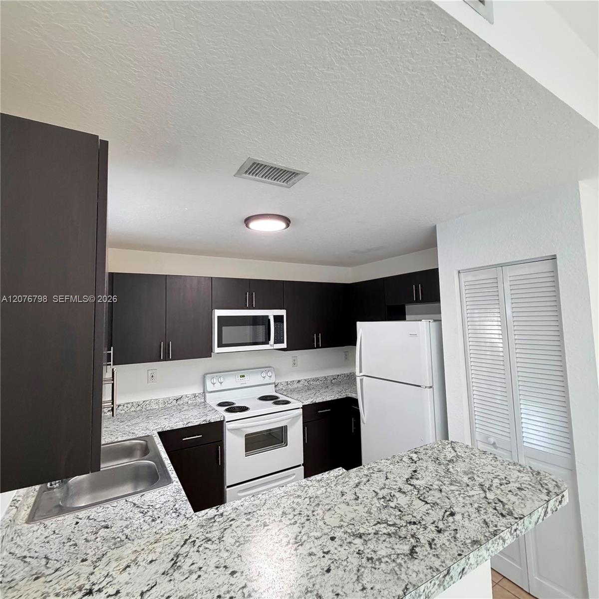 923 SE 16th Ct — Photo 3