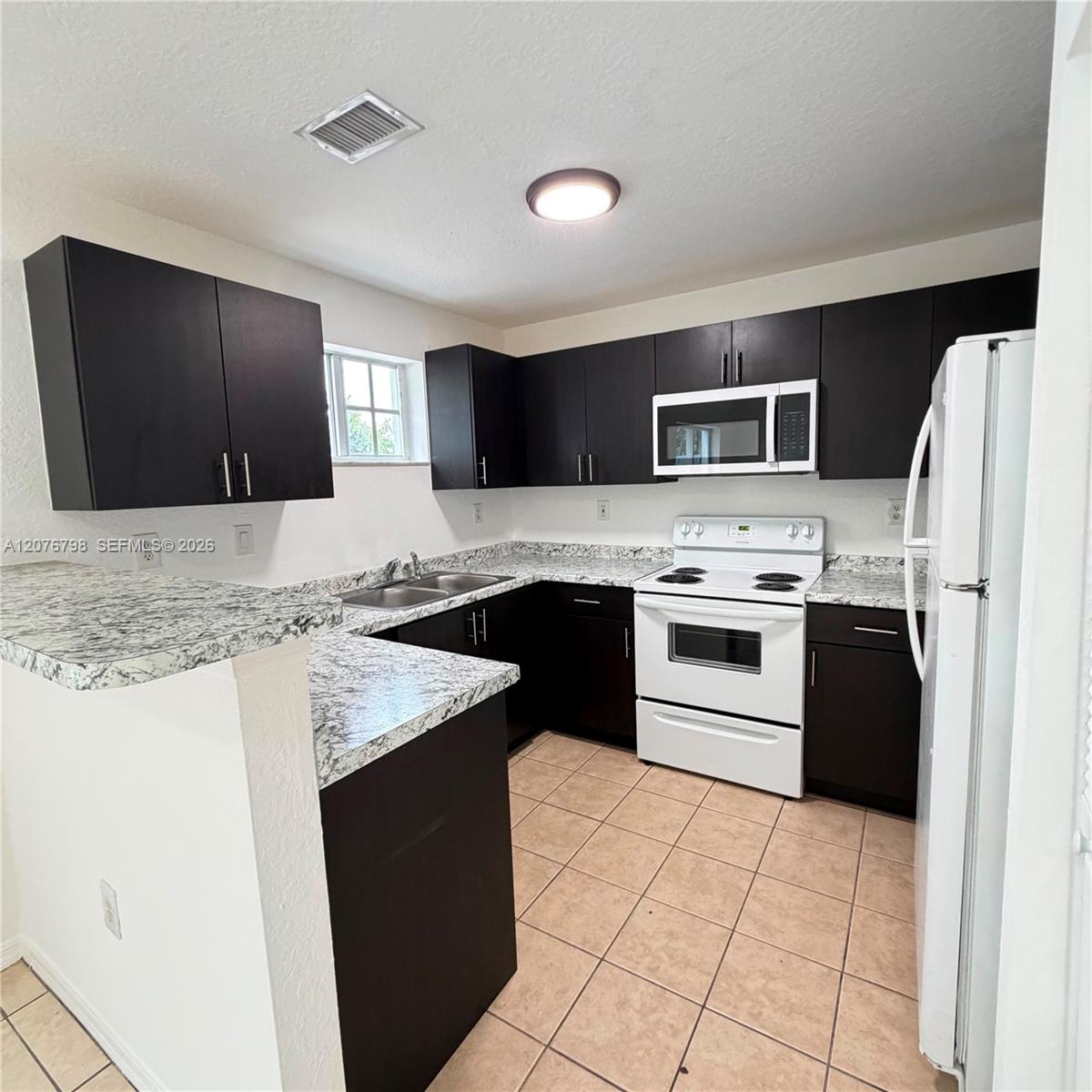 923 SE 16th Ct — Photo 4