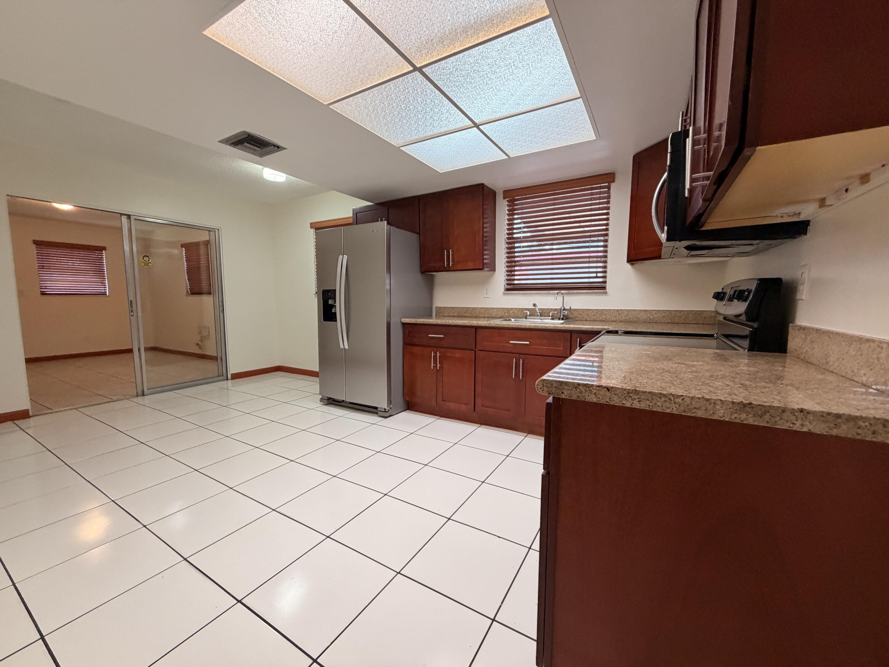 727 SW 5TH Street — Photo 2