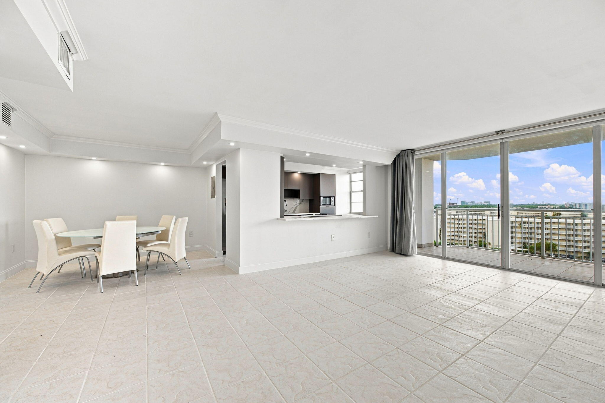 18021 Biscayne Boulevard # 901 — Photo 4