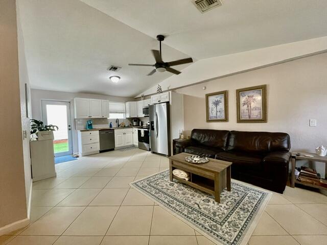 5216 NE 20TH Avenue — Photo 3