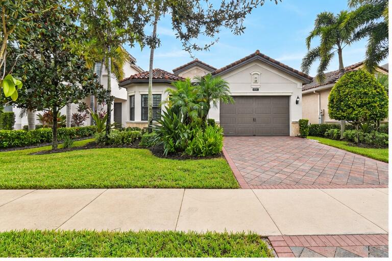 9512 Eden Roc Court — Photo 4