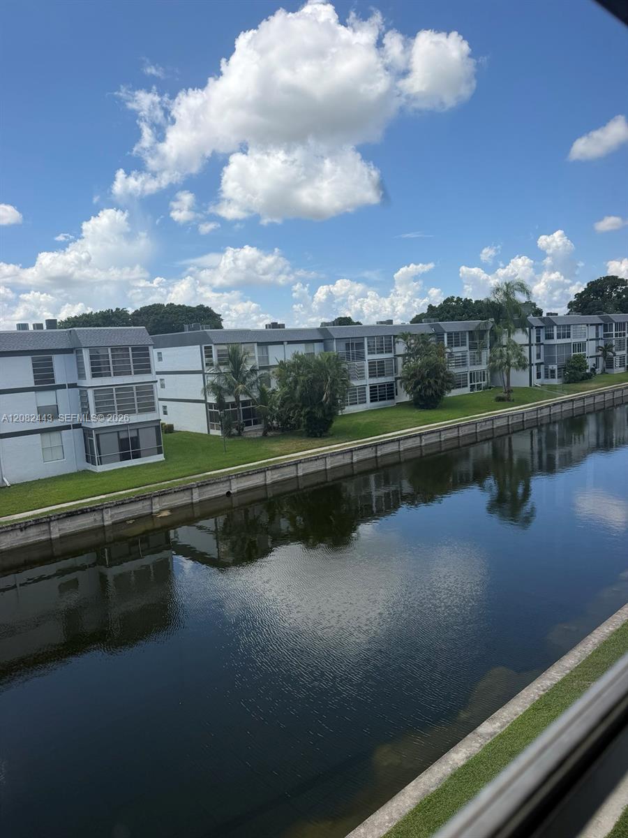 Relaxing canal view from the residence.