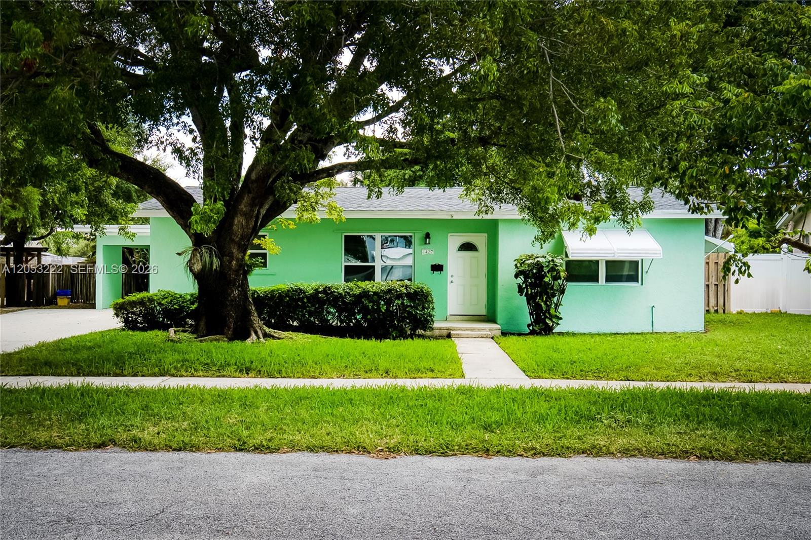 1427 Crest Dr, Lake Worth FL 33461