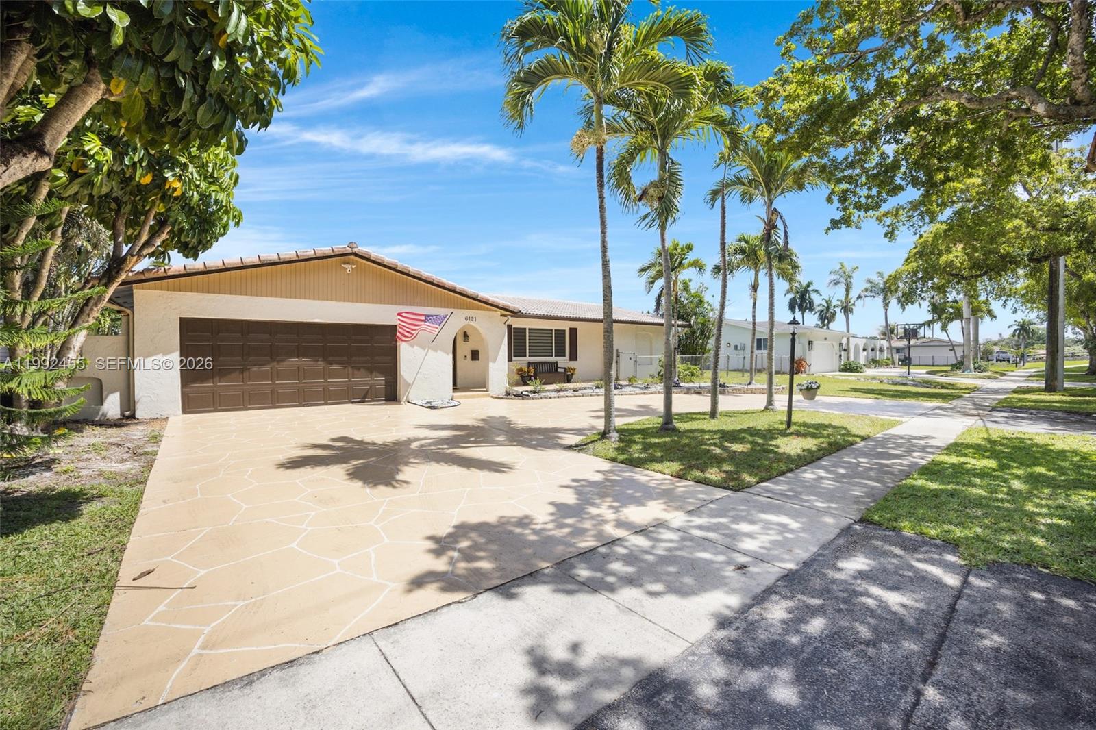 6121 SW 16th St, Plantation FL 33317