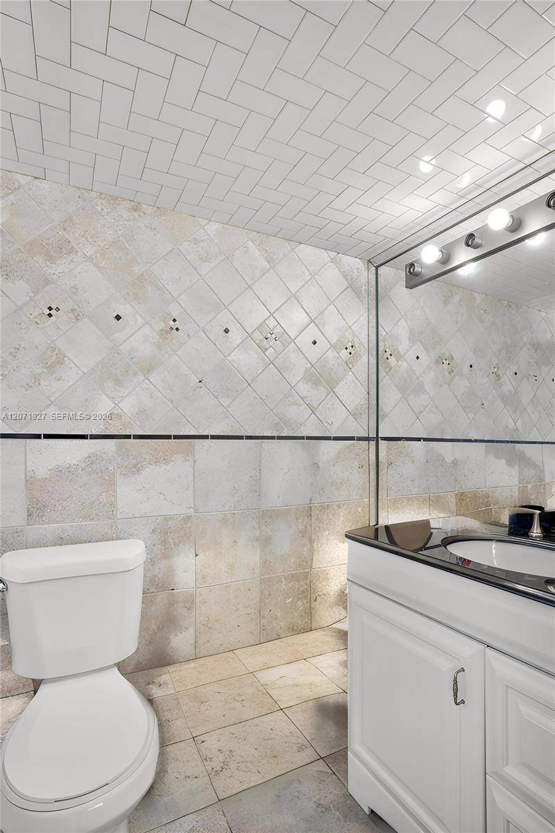 180 NE 12th Ave # 18 — Photo 5