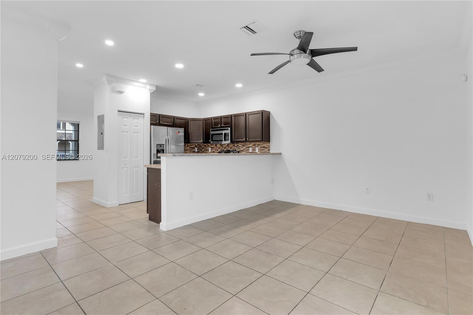 3202 SE 6th St — Photo 5