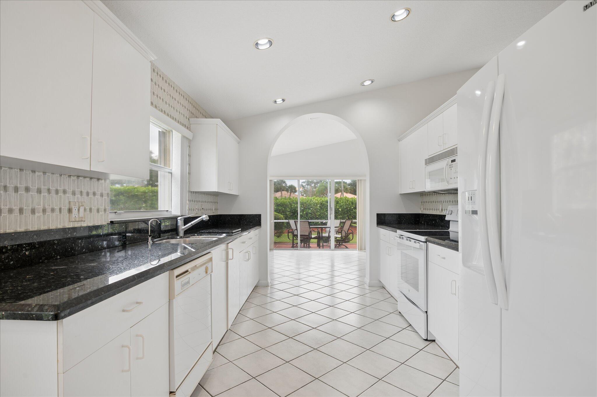 10884 Royal Caribbean Circle — Photo 4