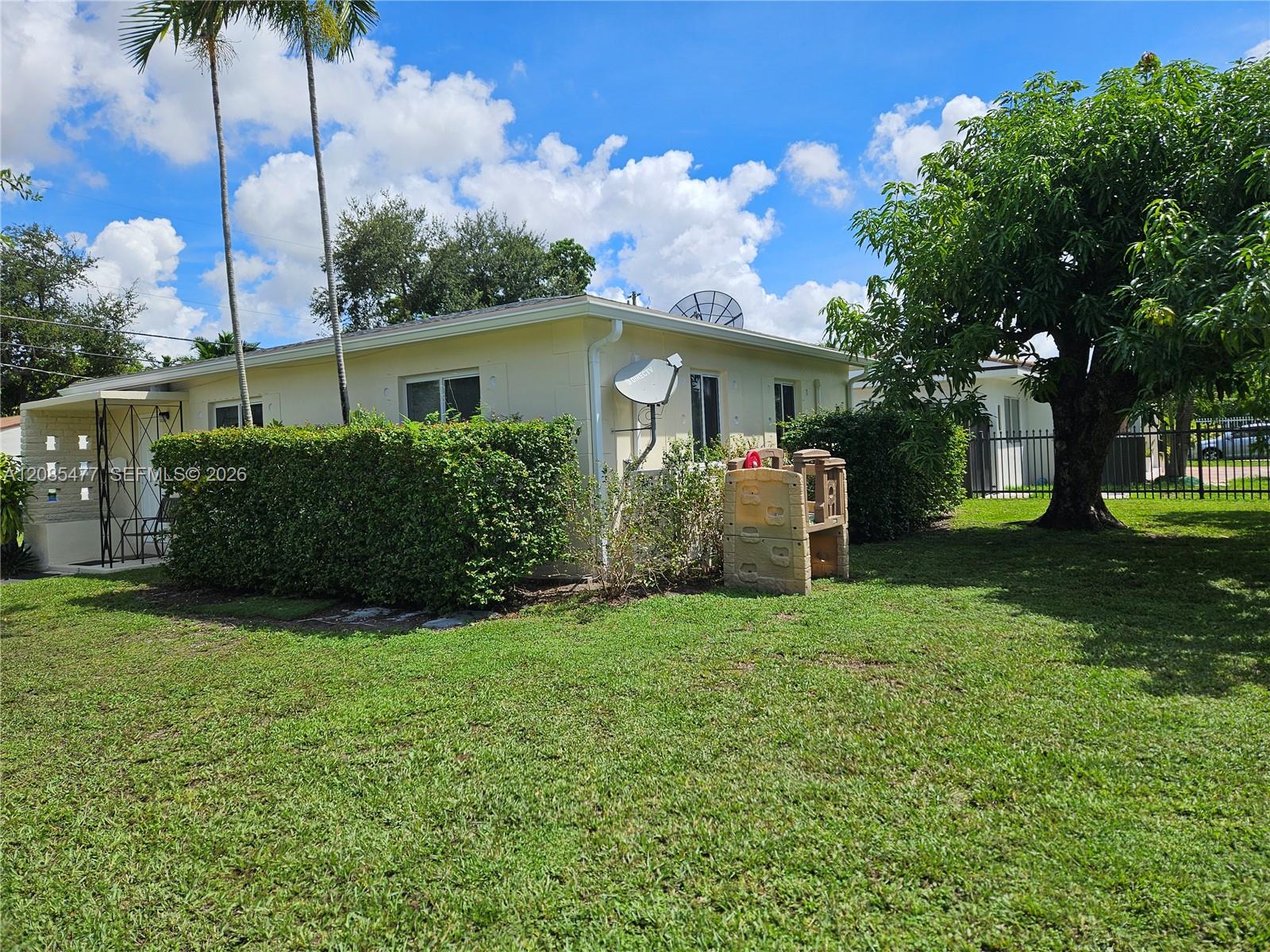 145 SW 60th Ct — Photo 3