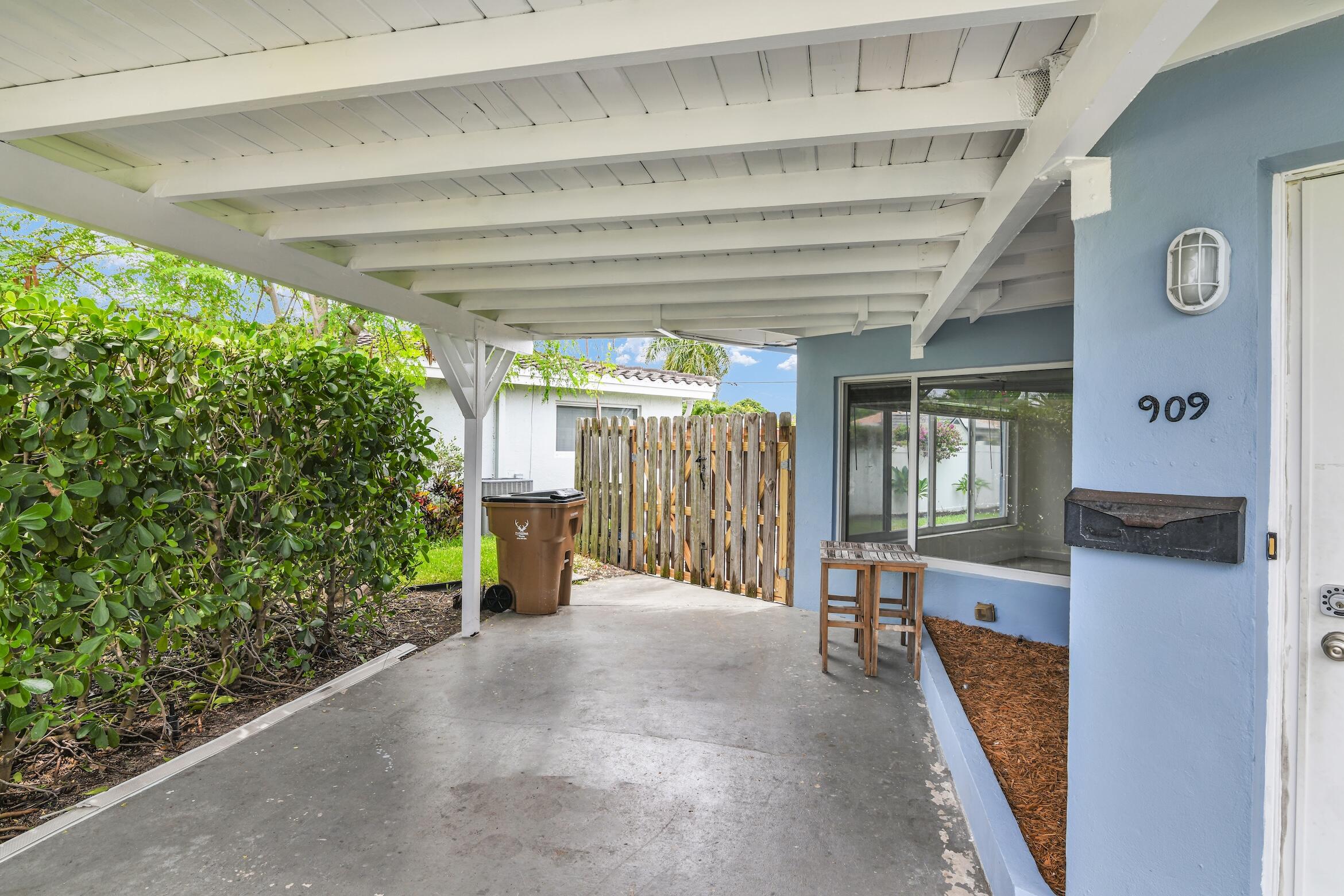 909 SE 16 Place — Photo 2