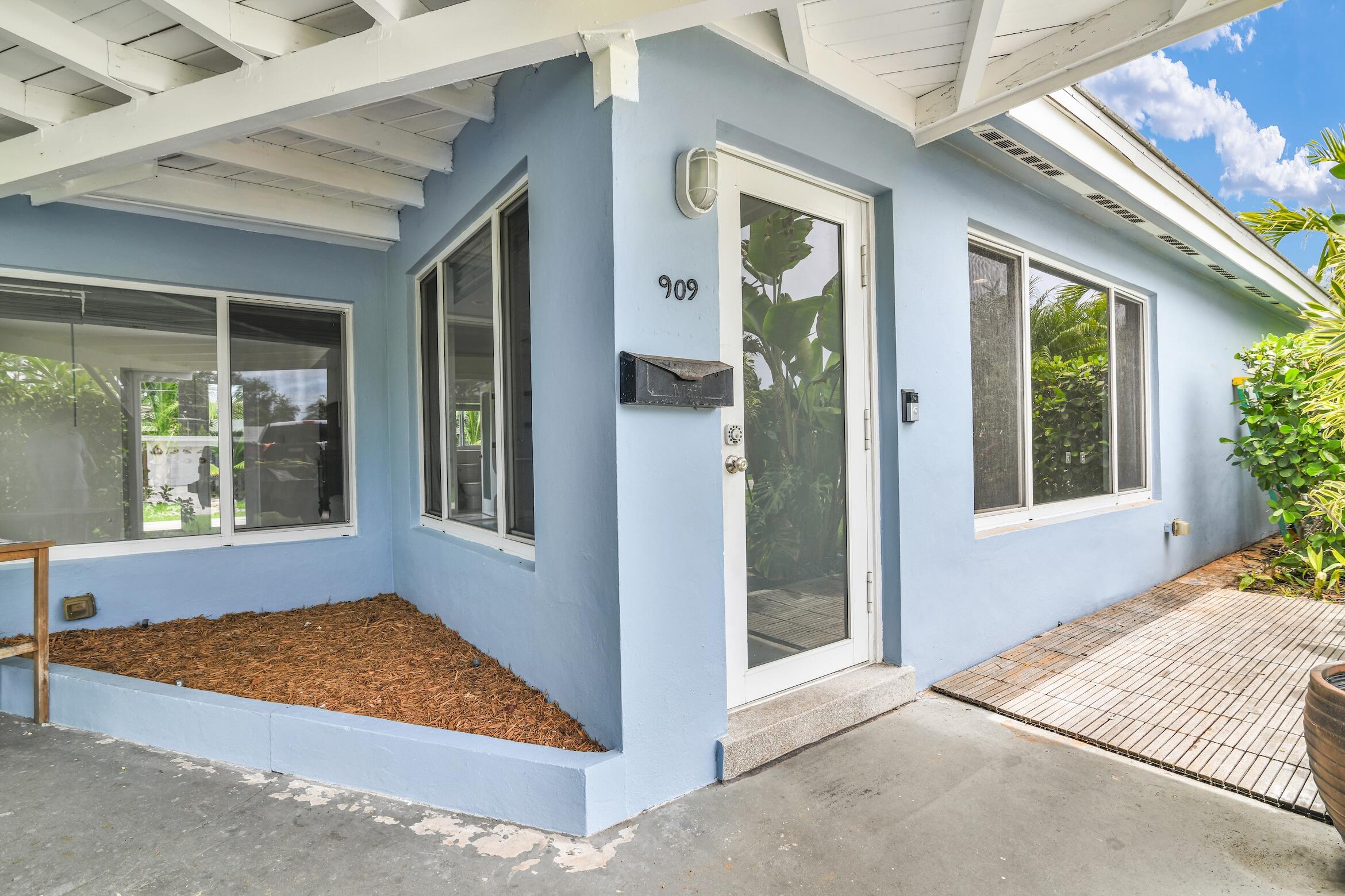 909 SE 16 Place — Photo 3