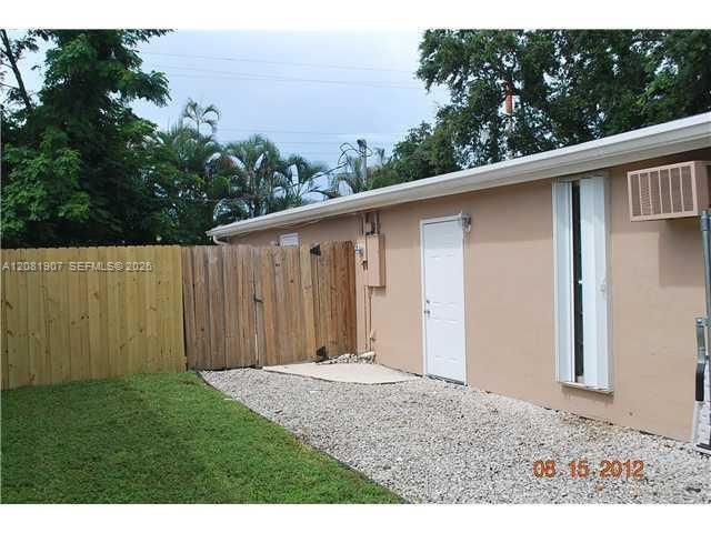 4041 SW 50th St — Photo 2