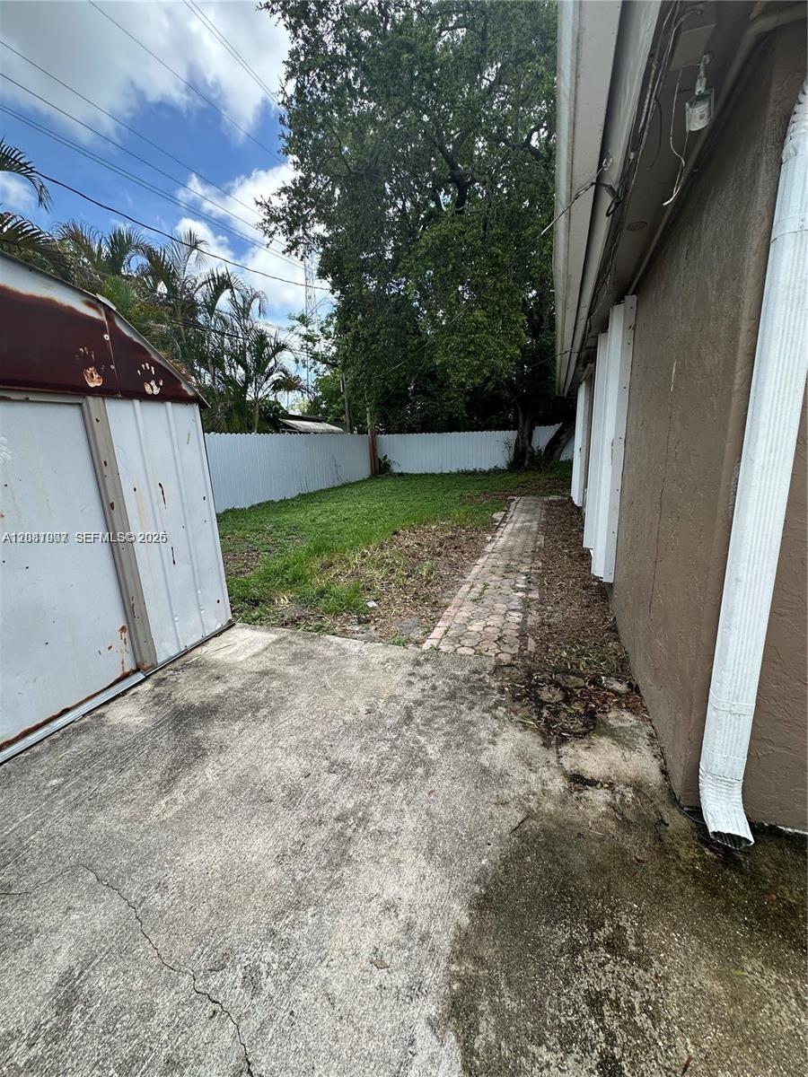 4041 SW 50th St — Photo 3
