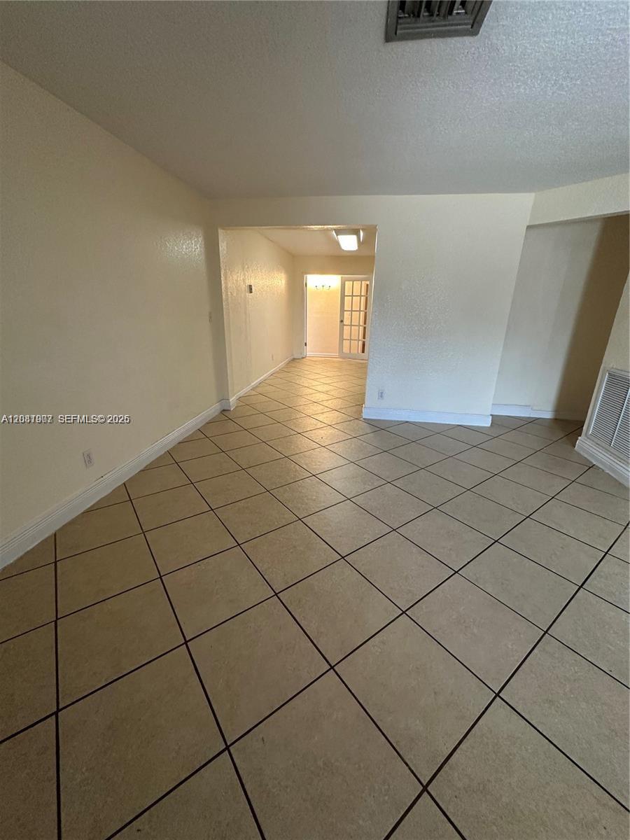 4041 SW 50th St — Photo 4