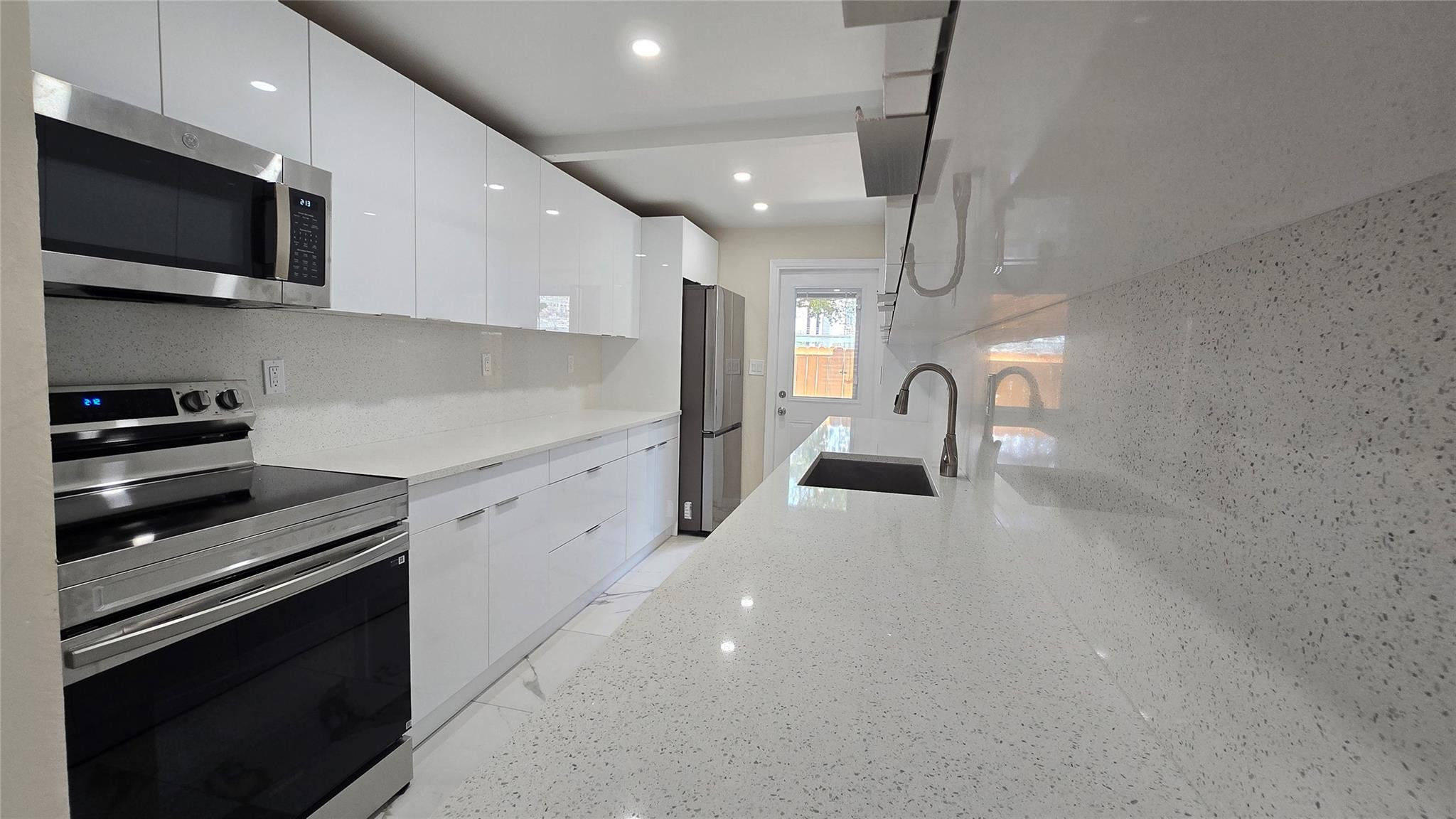 2421 N 40TH Avenue # 107 — Photo 4