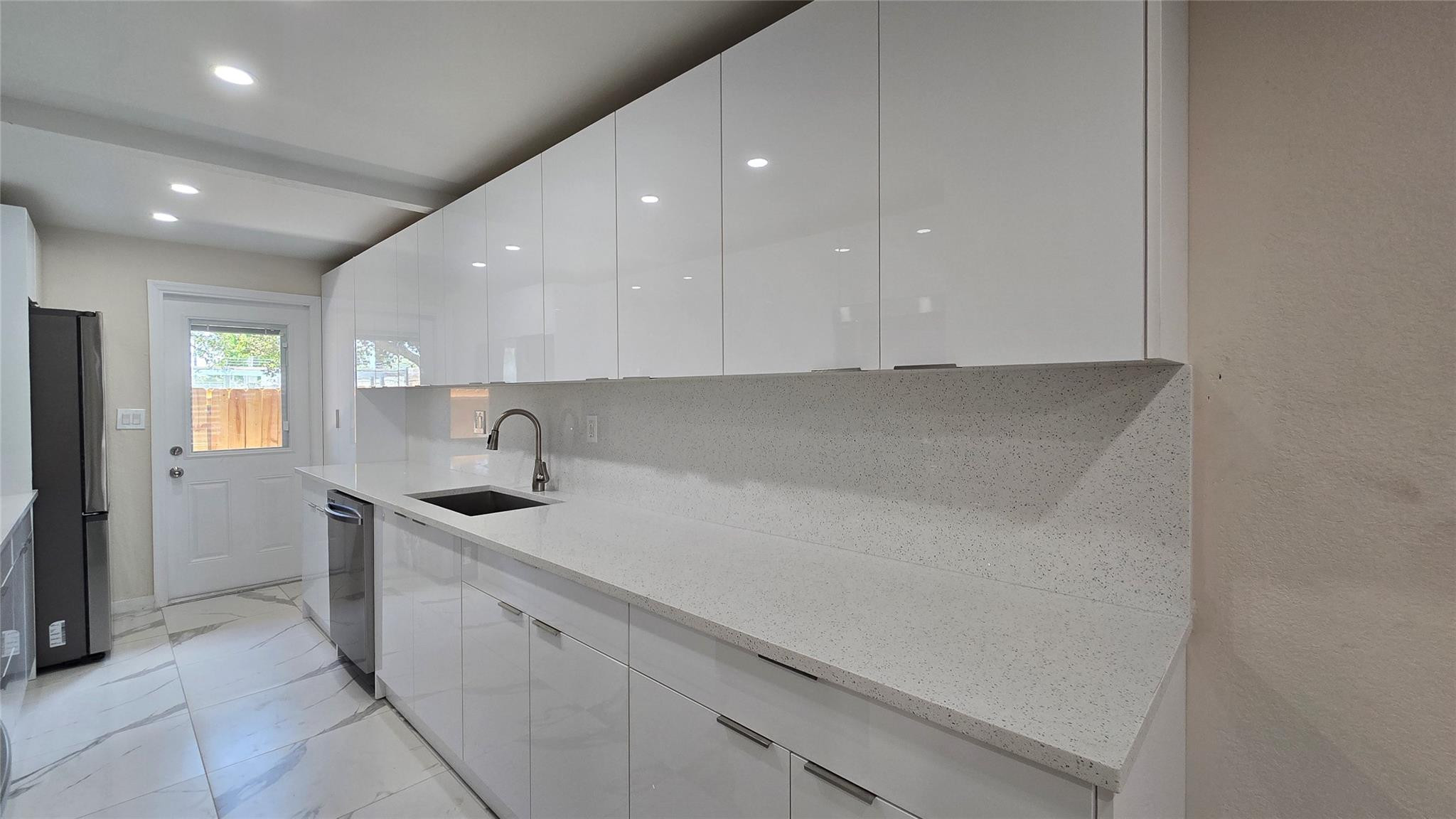 2421 N 40TH Avenue # 107 — Photo 5
