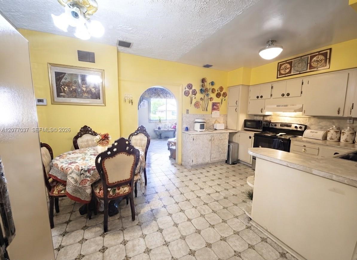 8210 NW 34th Ave — Photo 5