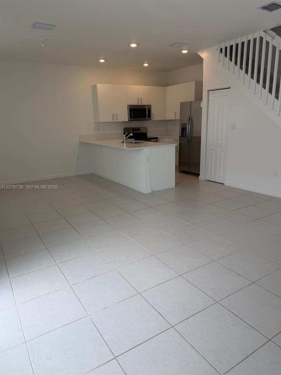 692 SE 13th Ct — Photo 2