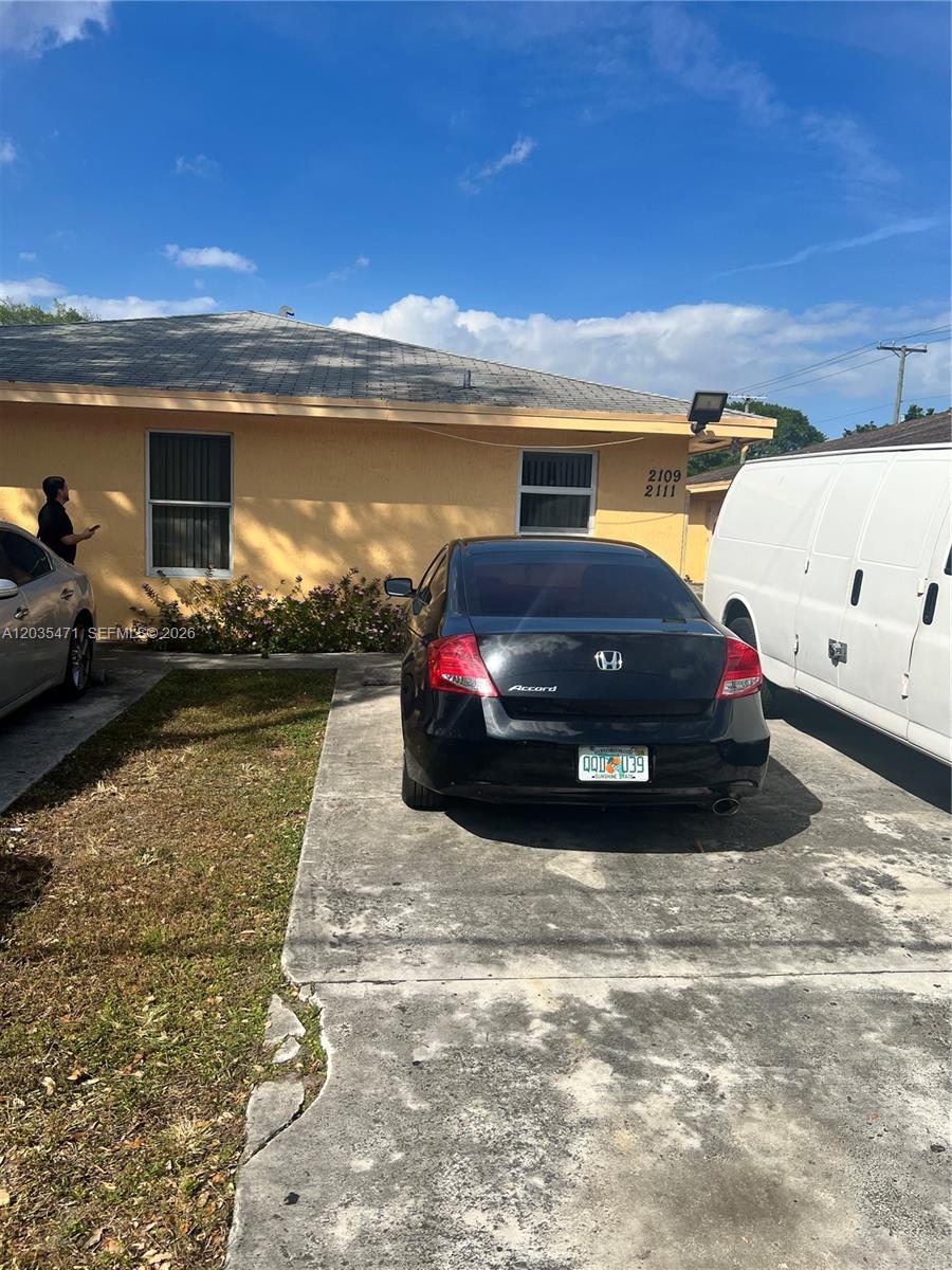 2111 NW 100th St # B, Miami FL 33147