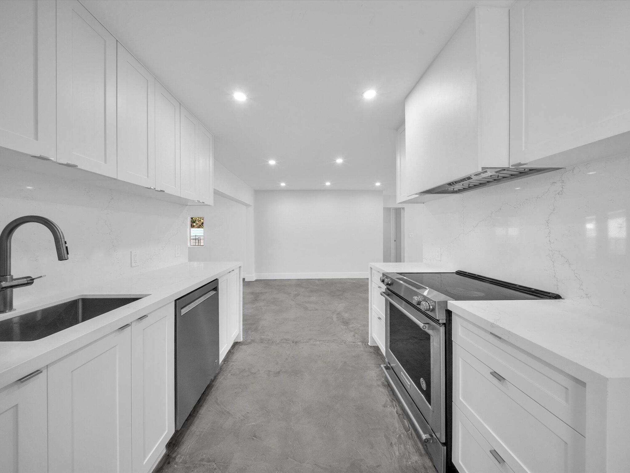 1721 N 16th Court — Photo 3