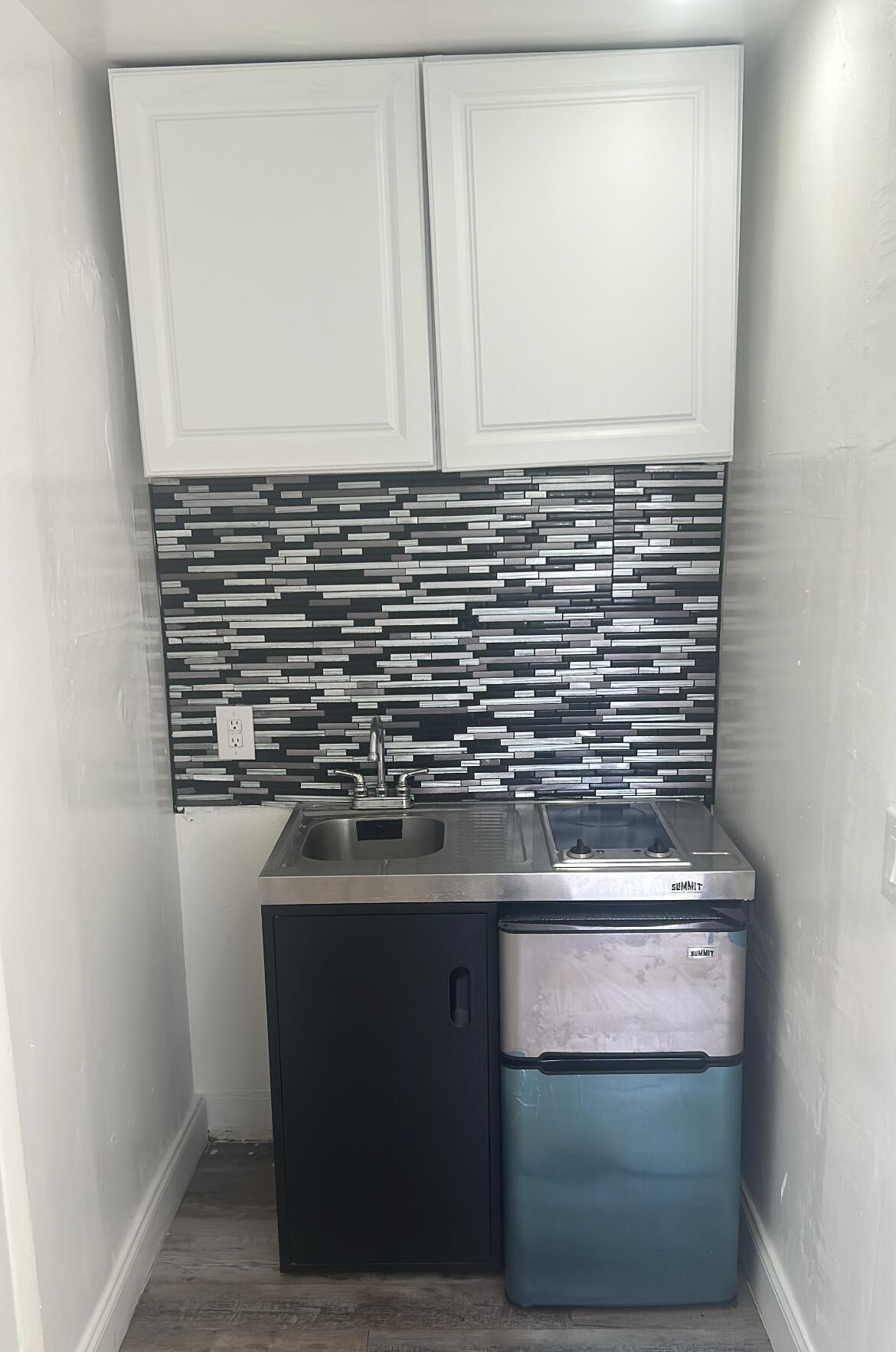 810 NW 40TH # 3 — Photo 3