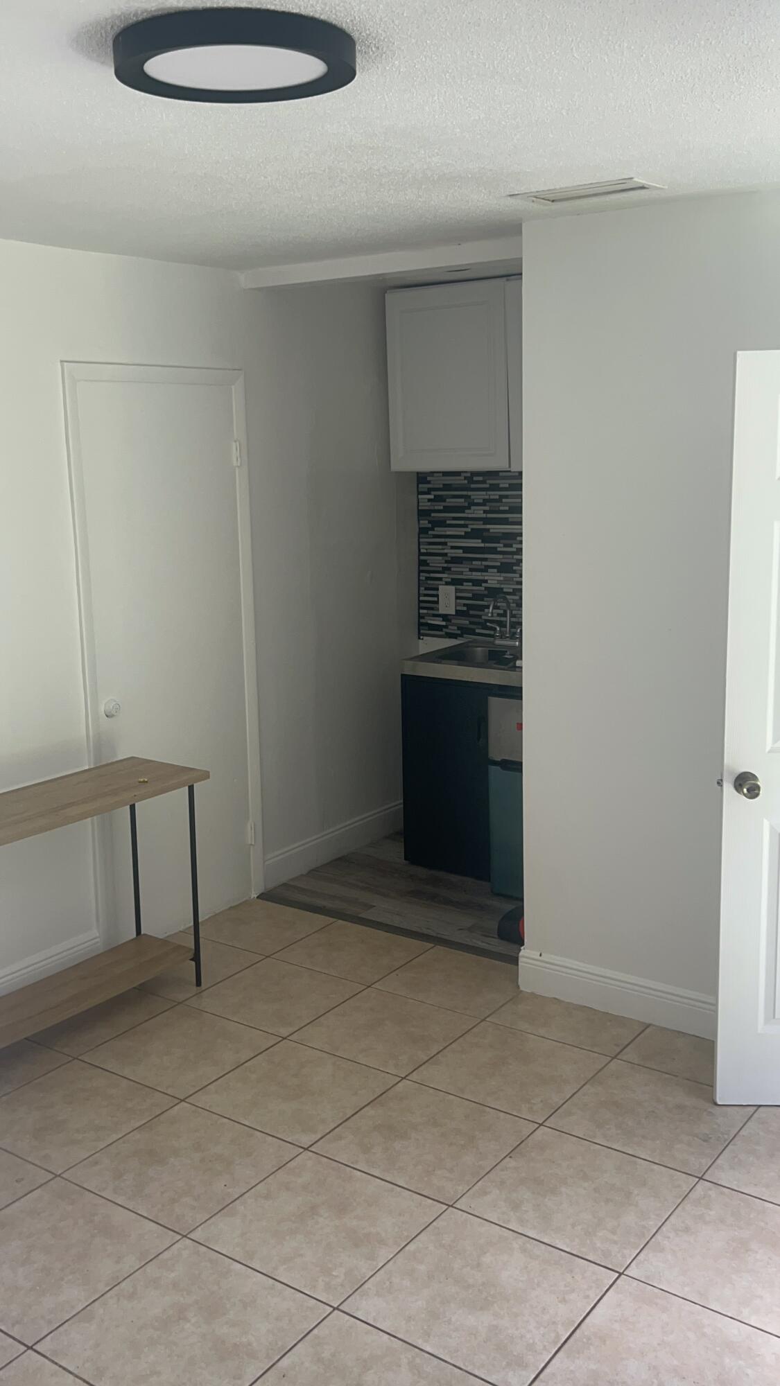 810 NW 40TH # 3 — Photo 5