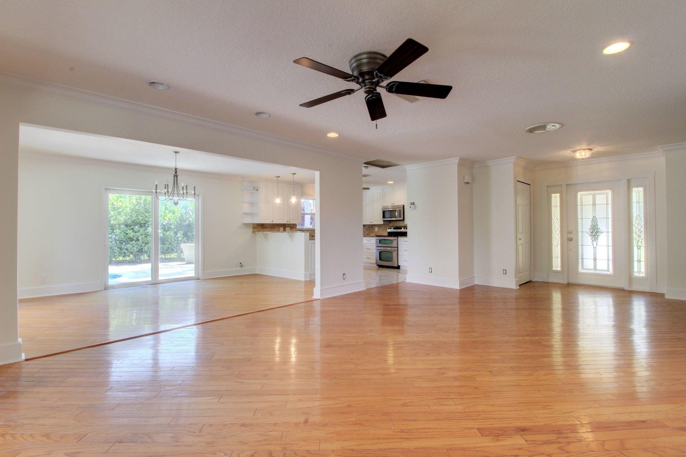 949 GREENSWARD Lane — Photo 2