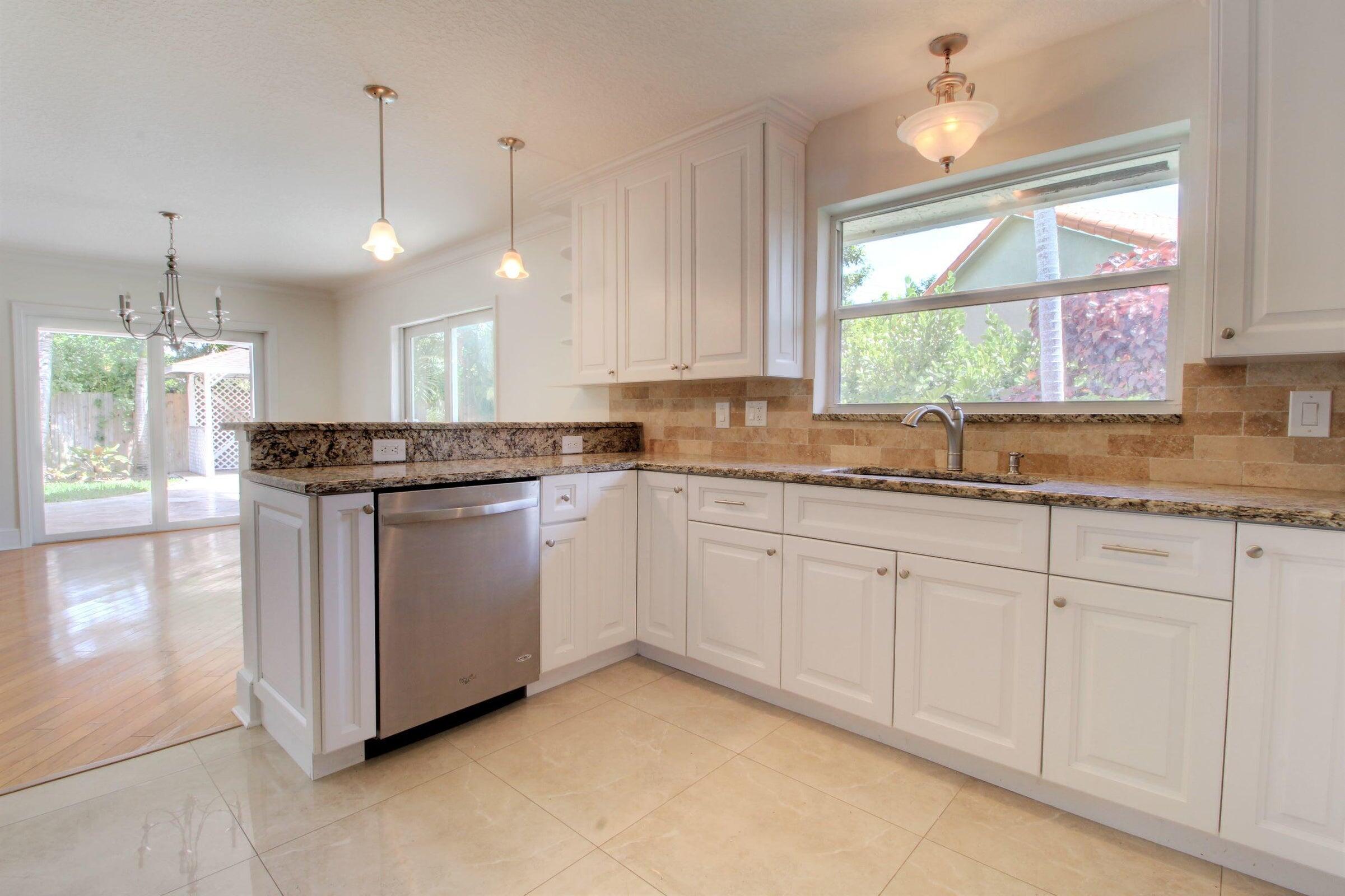 949 GREENSWARD Lane — Photo 4