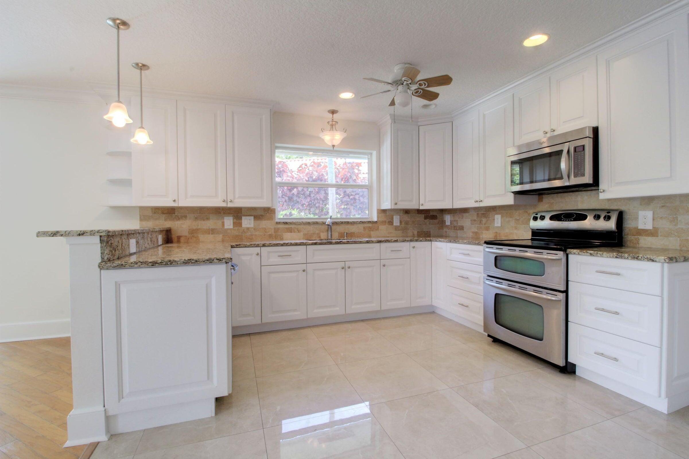 949 GREENSWARD Lane — Photo 3