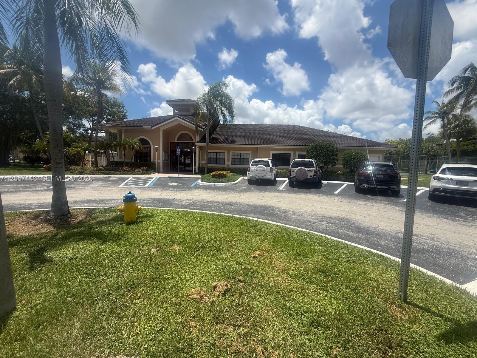 203 E Palm Cir E — Photo 2