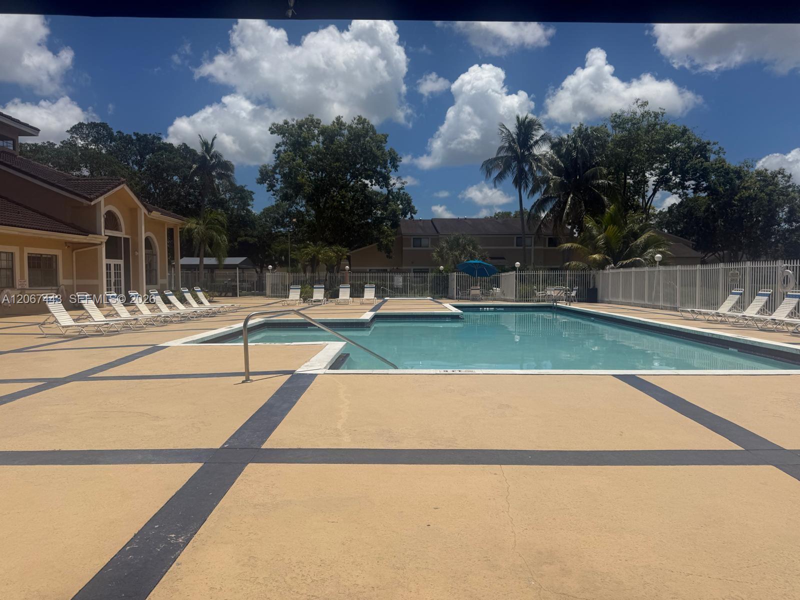 203 E Palm Cir E — Photo 3