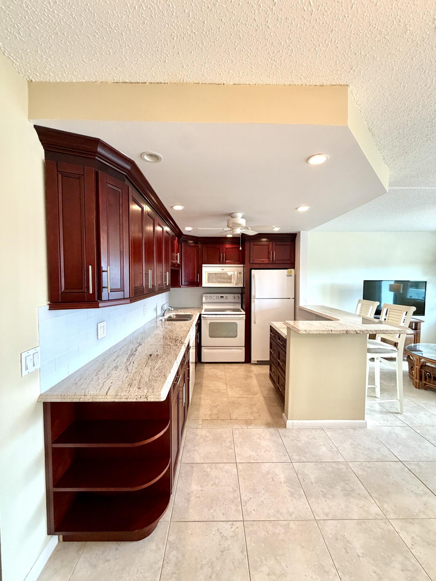 4104 Cambridge E # 4104 — Photo 4