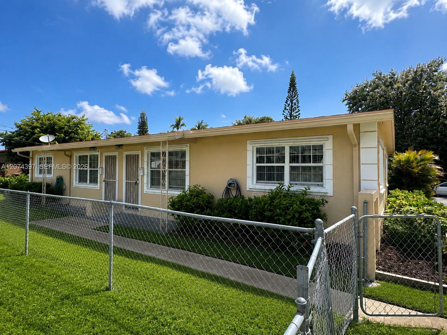 512 SW 10th St — Photo 3